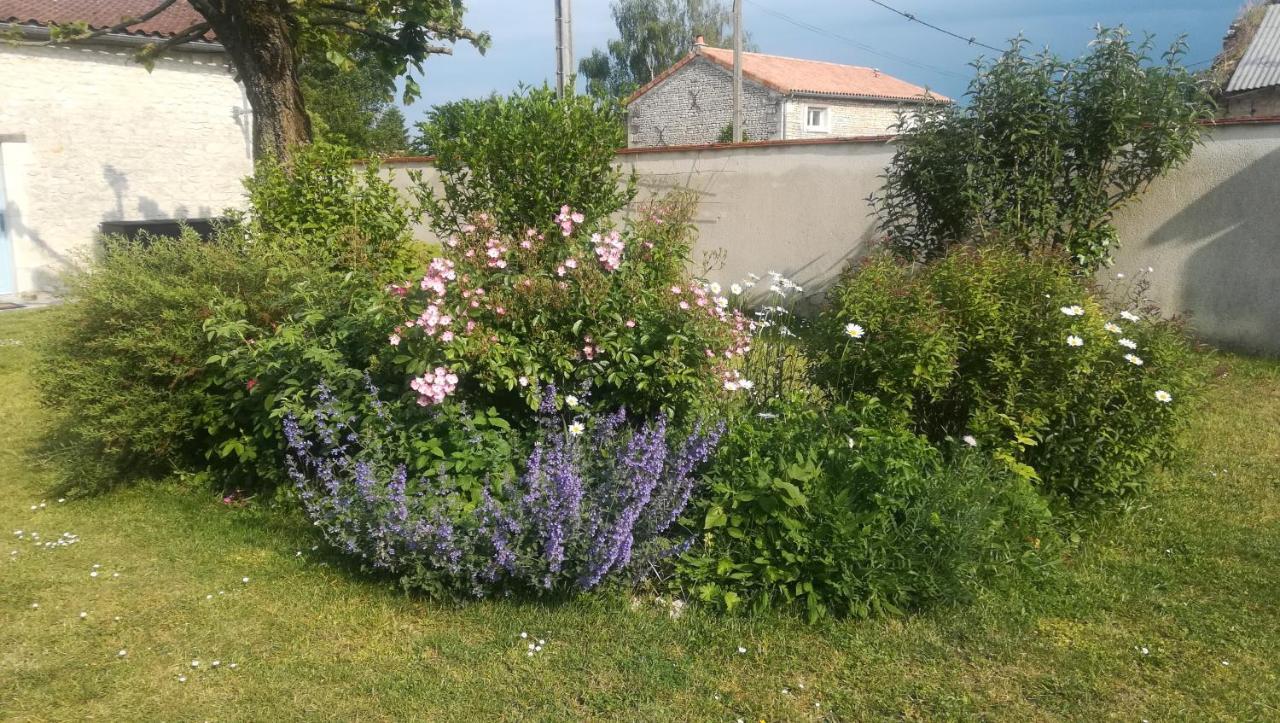 Gîte et chambres d'hôtes Le Chêne Billault Pouant Exterior foto